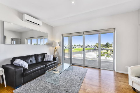 Aloha Waterfront Properties - Accommodation QLD 26