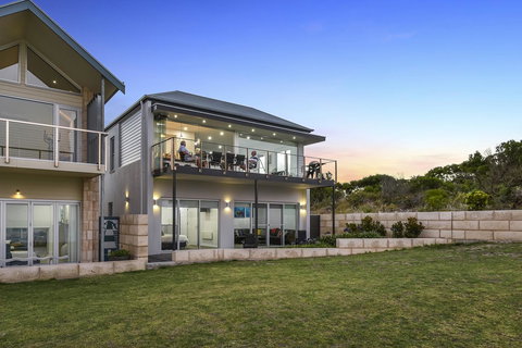 Aloha Waterfront Properties - Accommodation QLD 2