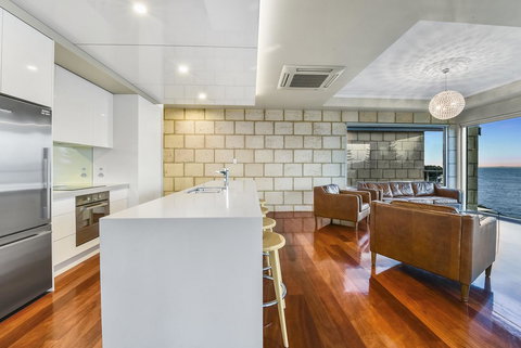 Aloha Waterfront Properties - Accommodation QLD 22