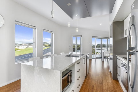 Aloha Waterfront Properties - Accommodation QLD 15