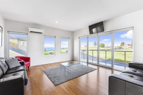 Aloha Waterfront Properties - Accommodation QLD 30