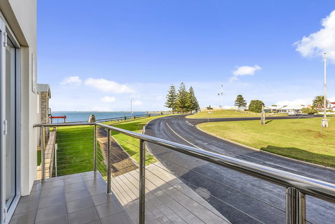 Aloha Waterfront Properties - Accommodation QLD 14