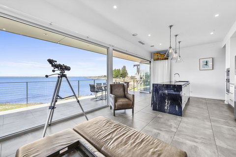 Aloha Waterfront Properties - Accommodation QLD 8