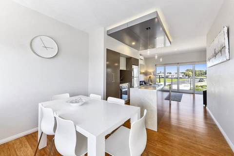 Aloha Waterfront Properties - Accommodation QLD 27