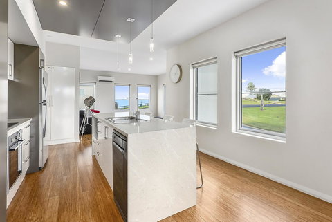 Aloha Waterfront Properties - Accommodation QLD 6