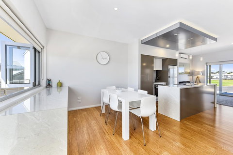 Aloha Waterfront Properties - Accommodation QLD 28