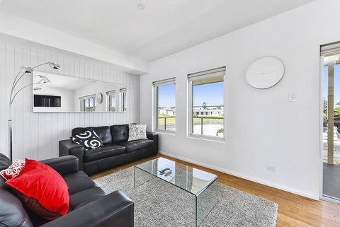 Aloha Waterfront Properties - Accommodation QLD 17