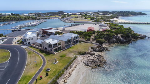 Aloha Waterfront Properties - Accommodation QLD 0