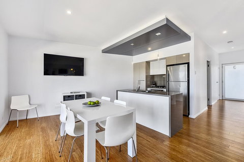 Aloha Waterfront Properties - Accommodation QLD 16