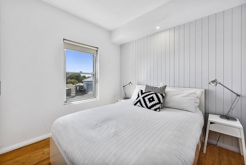 Aloha Waterfront Properties - Accommodation QLD 19