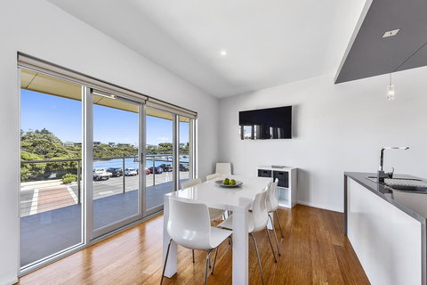 Aloha Waterfront Properties - Accommodation QLD 20