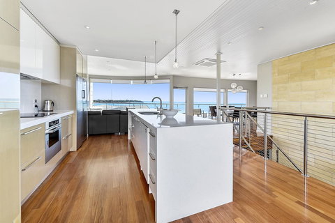 Aloha Waterfront Properties - Accommodation QLD 5