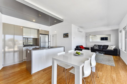 Aloha Waterfront Properties - Accommodation QLD 18