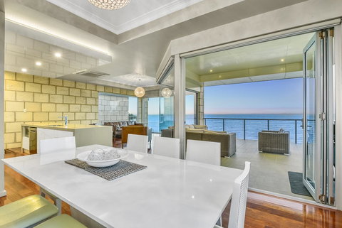 Aloha Waterfront Properties - Accommodation QLD 9