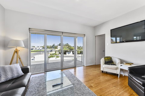 Aloha Waterfront Properties - Accommodation QLD 29