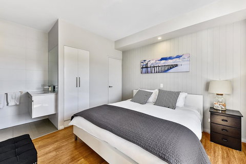 Aloha Waterfront Properties - Accommodation QLD 21