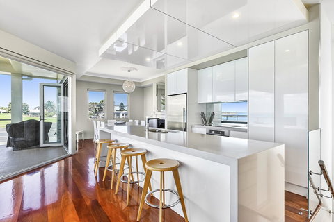 Aloha Waterfront Properties - Accommodation QLD 7