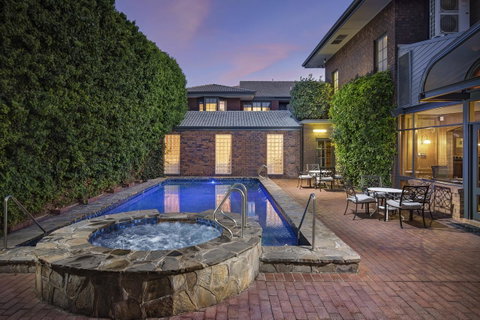 Adelaide Inn - Accommodation QLD 1