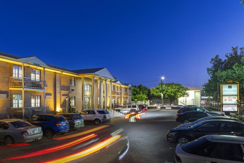 Adelaide Inn - Accommodation QLD 0