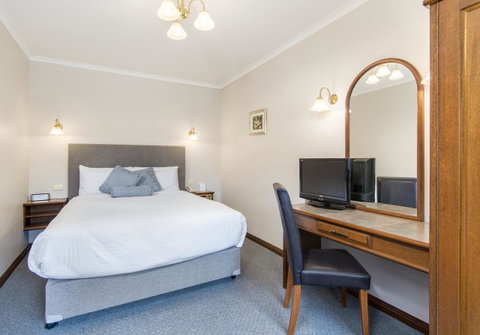 Adelaide Inn - Accommodation QLD 4