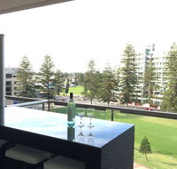 Beachside Luxury getaway in Glenelg - Accommodation QLD