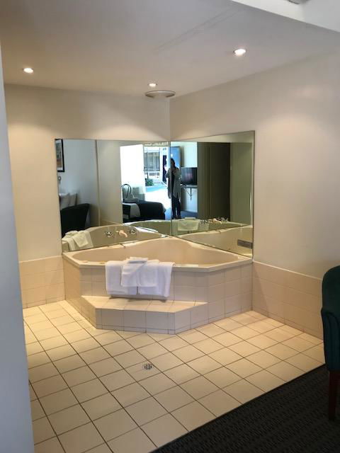 Bay Motel Hotel - Accommodation QLD 1
