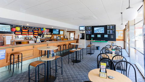 Bay Motel Hotel - Accommodation QLD 14