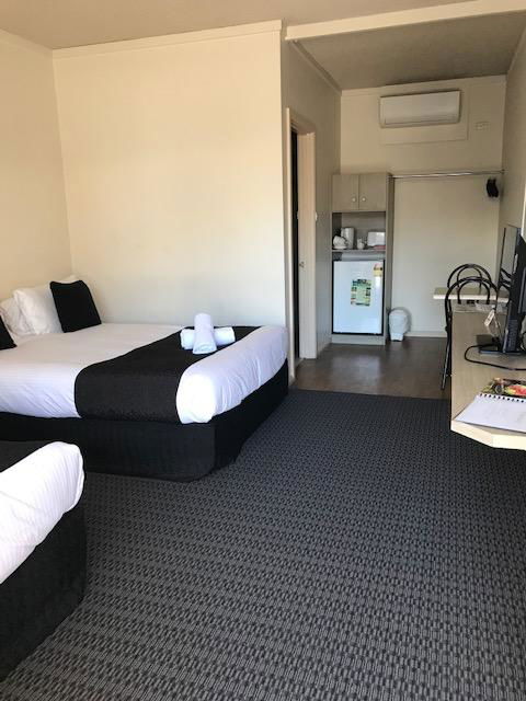 Bay Motel Hotel - Accommodation QLD 3