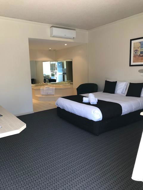 Bay Motel Hotel - Accommodation QLD 2