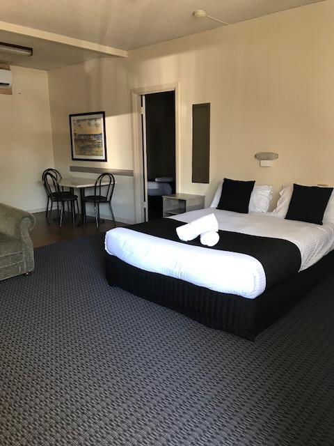 Bay Motel Hotel - Accommodation QLD 7