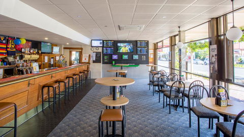 Bay Motel Hotel - Accommodation QLD 13