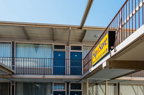 Bay Motel Hotel - Accommodation QLD 8