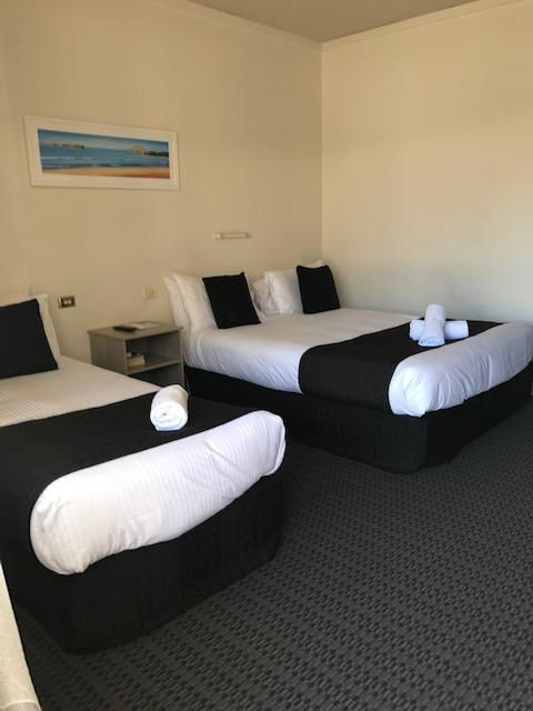 Bay Motel Hotel - Accommodation QLD 4