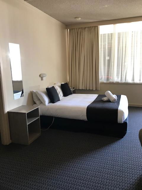 Bay Motel Hotel - Accommodation QLD 5