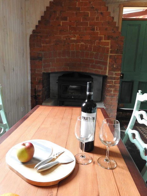 Cooks Cottage - Accommodation QLD 2