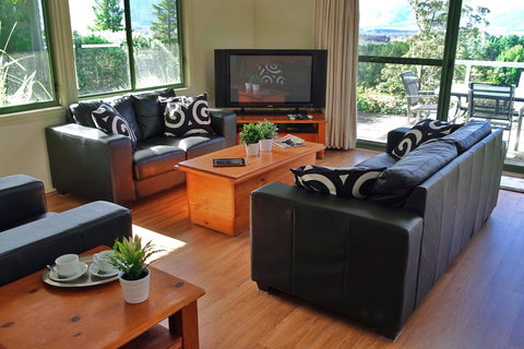 SkyView Villa - Accommodation QLD 4