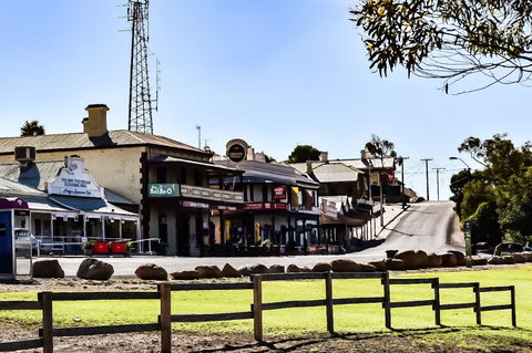 Commercial Hotel Morgan - Accommodation QLD 1