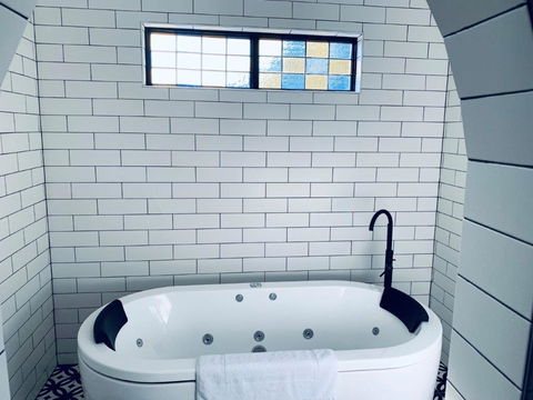 The Manor Basket Range - Accommodation QLD 11