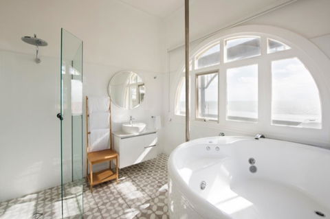 Seawall Apartments - Accommodation QLD 10