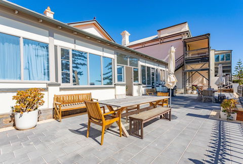 Seawall Apartments - Accommodation QLD 3