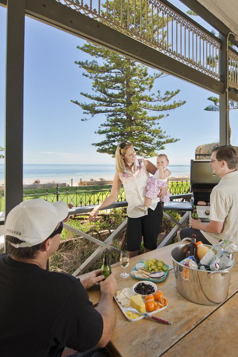 Seawall Apartments - Accommodation QLD 9