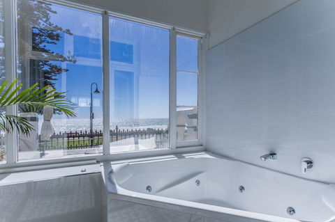 Seawall Apartments - Accommodation QLD 4