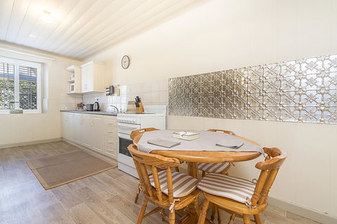 Stoneleigh Cottage Bed And Breakfast - Accommodation QLD 6