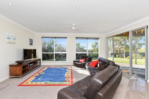 Lavina Luxury Beach House - Accommodation QLD 11
