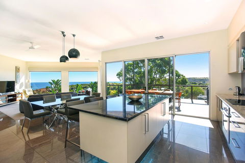 Lavina Luxury Beach House - Accommodation QLD 8