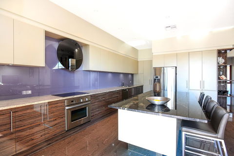 Lavina Luxury Beach House - Accommodation QLD 9