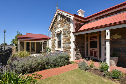 Trafalgar Premium Vintage Suites - Accommodation QLD 1