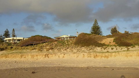 Beachside Escape On The Esplanade - Accommodation QLD 3