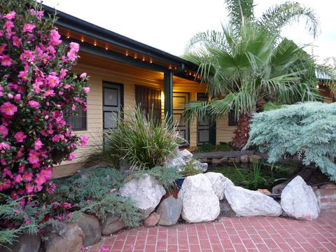 Ten Dollar Town Motel - Accommodation QLD 3