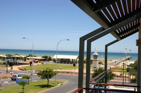 Semaphore Blue Apartments - Accommodation QLD 3